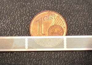 Laserbohren - Cent mit Lochstreifen